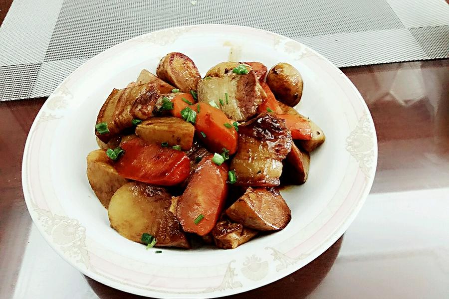 胡萝卜芋艿烧五花肉
