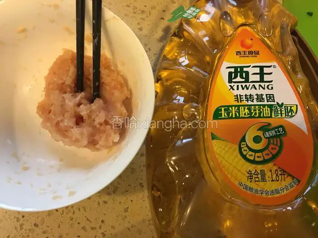 鸡胸肉剁碎后放入“西王玉米胚芽油”。