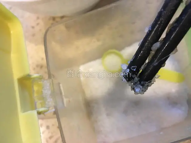 用筷子尖蘸取少量盐放入肉馅里，沿一个方向搅拌至肉馅上劲儿，备用。