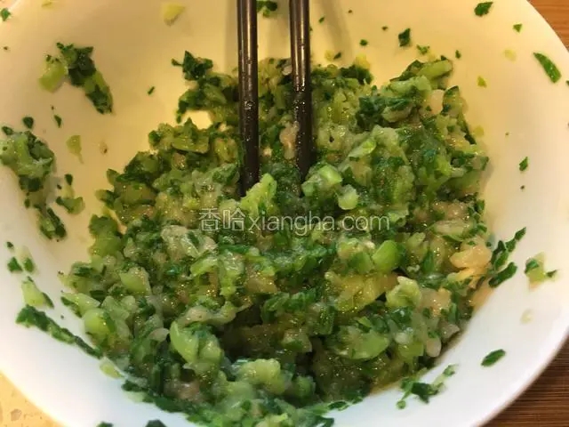 把剁成末的青菜放入肉馅里搅拌均匀。