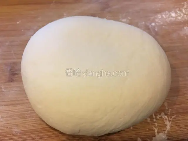 醒好的面团放面板上，多揉一会，面揉的时间越长，做出来的面食越好吃。
