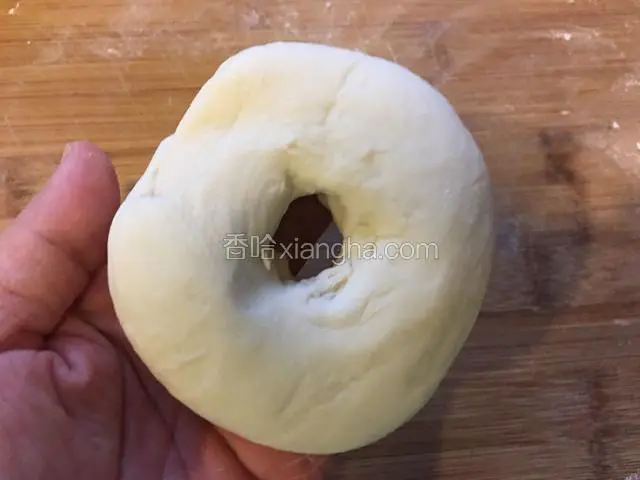 揉好的面团按扁，中间戳一洞。