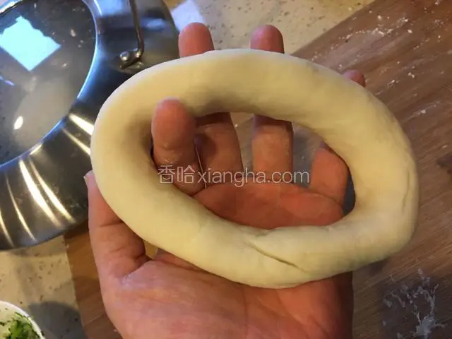 左右两首配合，把面团搓成下图的样子。