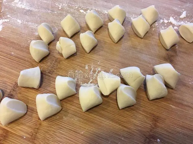 用刀切成5g左右大小均匀的饺子剂子。