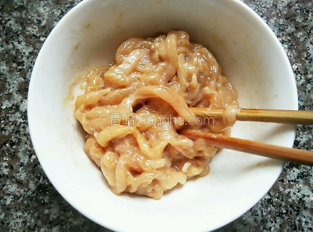 鸡胸肉切丝，放入生抽，料酒，胡椒粉，淀粉和两勺油拌匀腌制十分钟