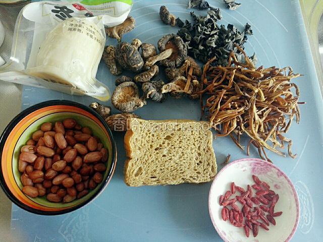 准备食材，香菇，烤麸，黄花，木耳，花生米，冬笋，枸杞子各种食材适量