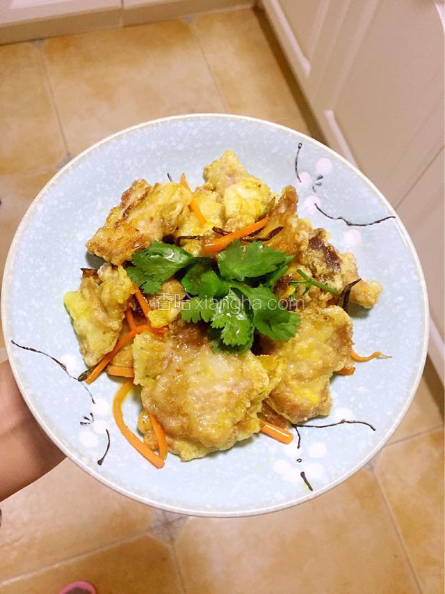 装盘撒少许香菜装饰。