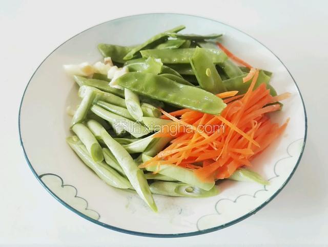 四季豆，荷兰豆去筋洗净，四季豆切斜小段，胡萝卜切丝，蒜头剁碎备用