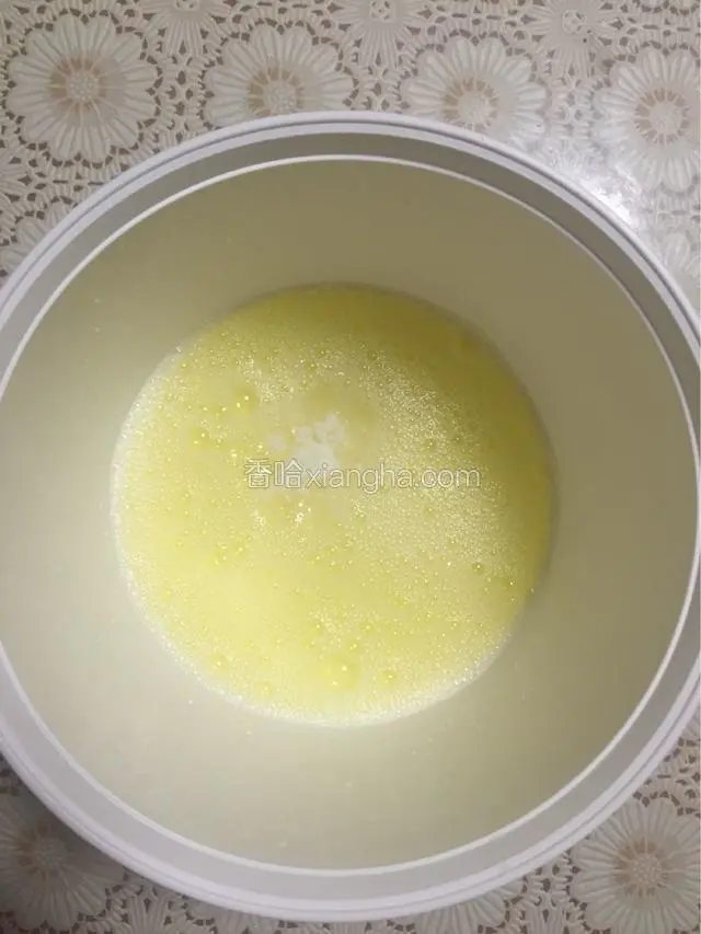 用电动打蛋器低速打成盆里有粗泡的时候，加入白糖20g，继续用打蛋器低速转圈搅打