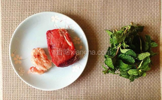 准备食材：牛瘦肉、牛肥肉（少量）、薄荷。