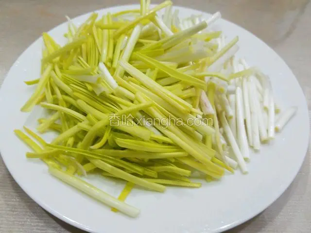 将蒜黄切成六厘米长的段。