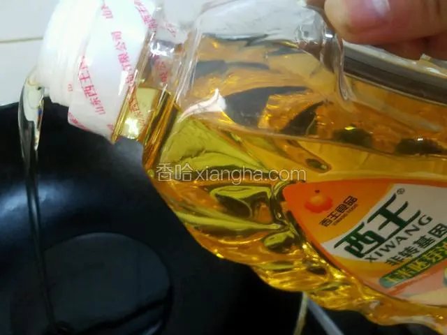 开大火，将锅烧热，锅热后放入西王玉米胚芽油。