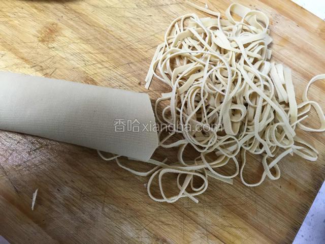 千张切丝.不要太细也不要太宽.最好买那个薄的.切好备用