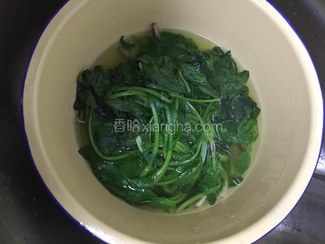 水烧开以后先烫菠菜.根部向下多躺一会.闷5分钟左右.再烫千张.两分钟即可.