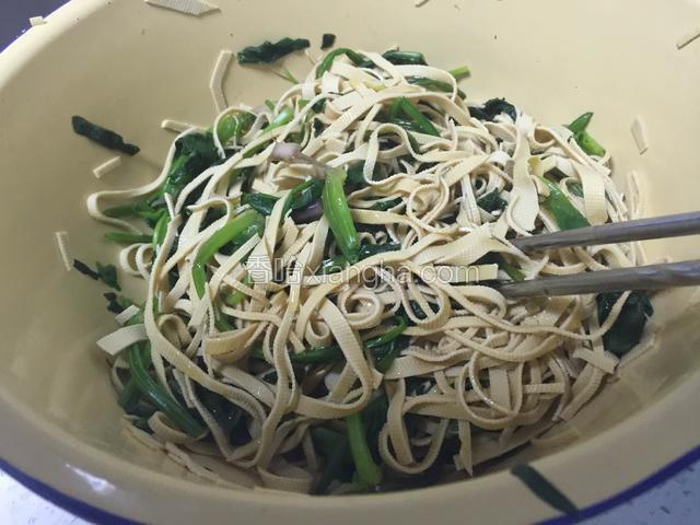 加入葱蒜末西王那个胚芽油.生抽.盐.味精.搅拌均匀.加一点点香油调味