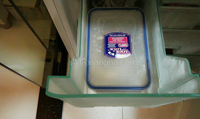 两小时后把汤里的猪手和姜捞出来，汤加盐后放凉装进食物盒里，最后放冰箱冷冻～