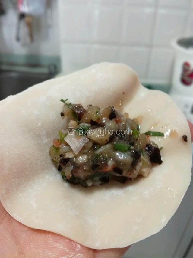 用饺子皮把馅料放中间～
