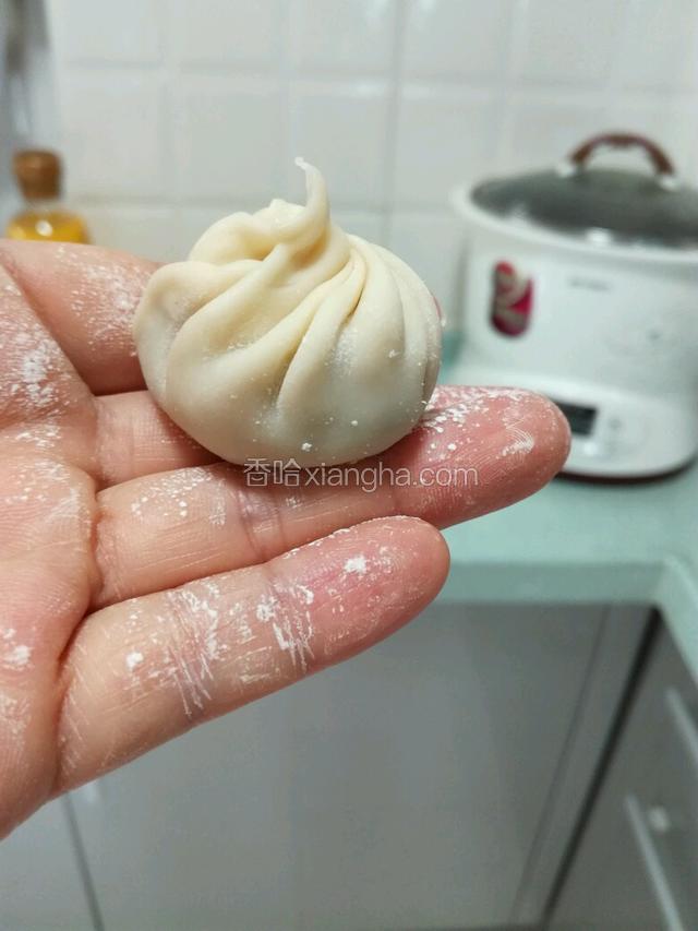 慢慢的把边折起来收口～