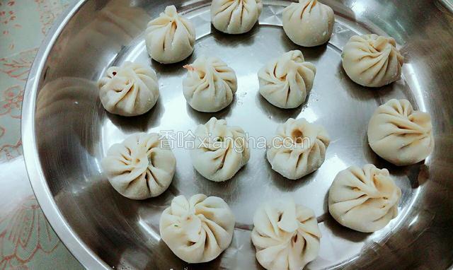 盘子里摸点食用油把包子排好～