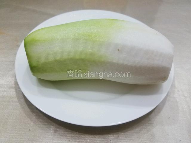 将青萝卜去皮洗干净备用。