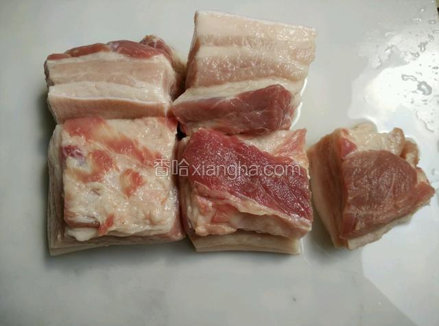 五花肉洗干净，切方块