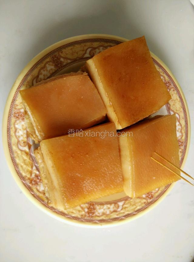 用适量的老抽均匀抹在猪皮上，用牙签在表层戳小洞，让五花肉更入味