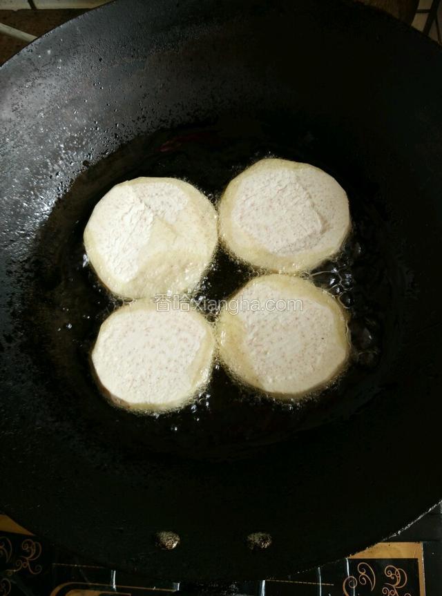 开锅，油热放入香芋，小火炸熟