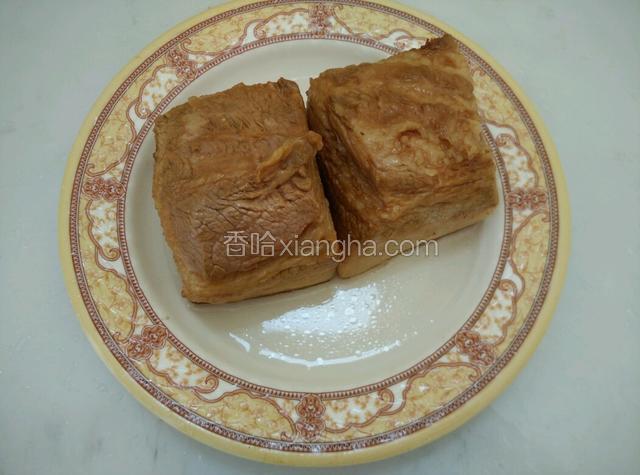 把炸好的五花肉表层用凉水浸泡