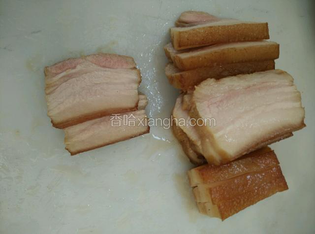 把五花肉切成厚薄均匀大块