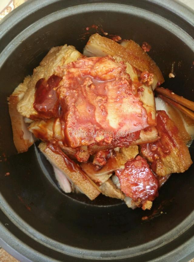 切好的五花肉，加入适量的红腐乳（南乳），白酒，冰糖，生抽，老抽，耗油及盐搅拌均匀，腌制20分钟