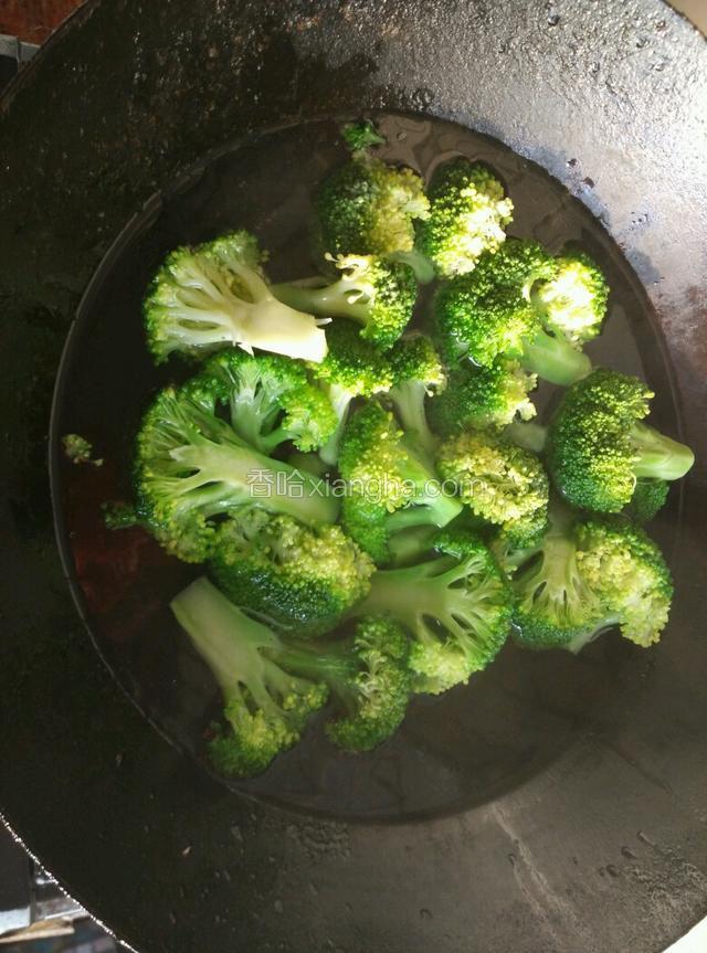 开水下锅，倒入适量的油和盐调味，煮至断生，捞起来过凉水备用