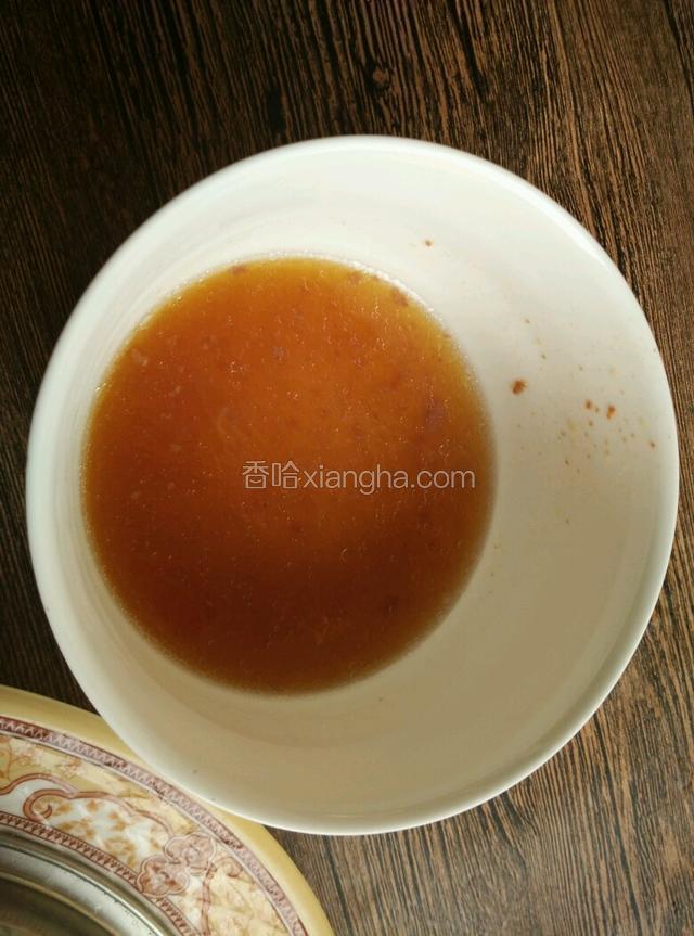 蒸好的扣肉把汁倒出来