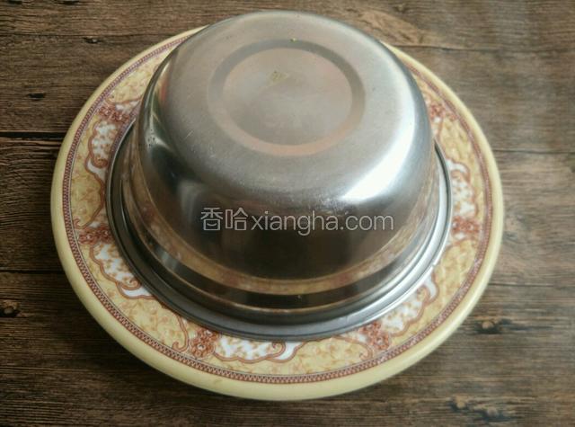 拿一个盘子，把肉倒扣出来