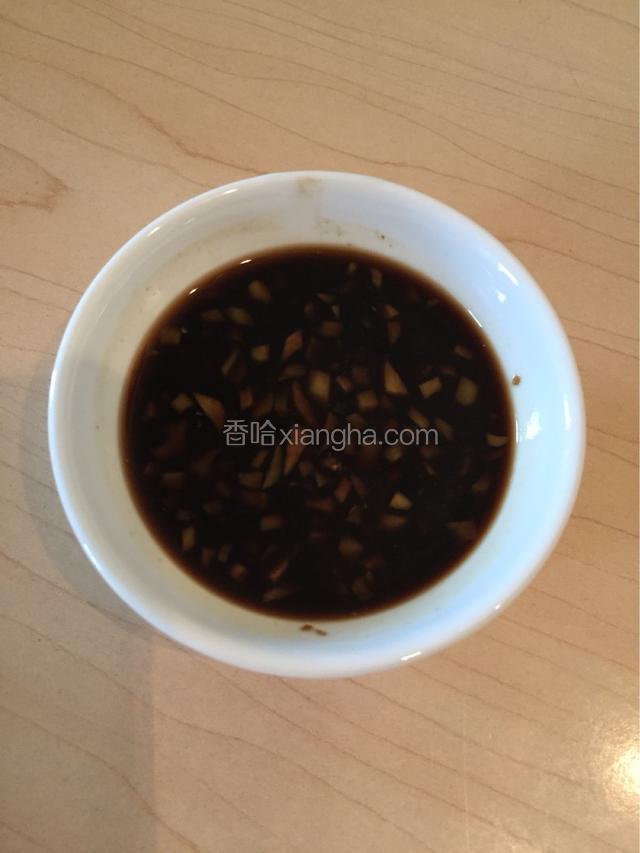 准备调料。我用的老醋，几滴酱油，少许的姜末。