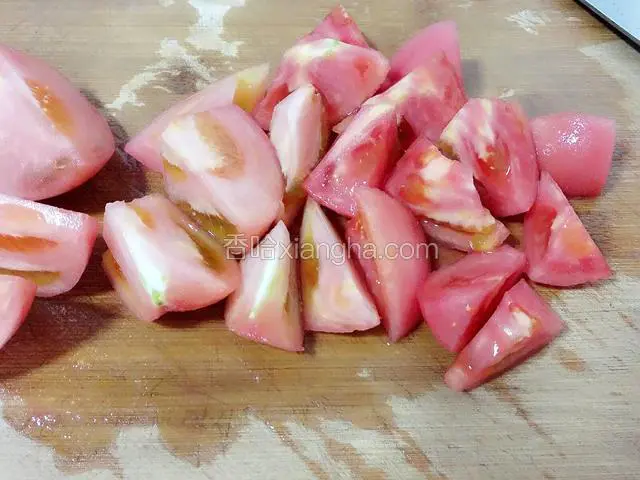 把西红柿的外皮去掉，切成三角形的小块。