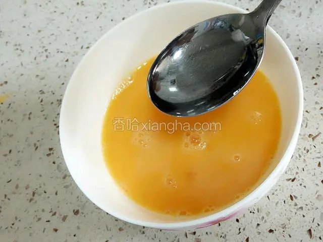 在鸡蛋里加入少许的清水，分三次添加，添加一次搅拌片刻，重复这样的步骤三次。（添加清水是为了炒出来的鸡蛋更嫩滑。）