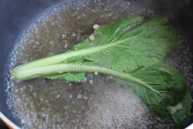 水开后先焯烫一下小白菜，沥干水分一会备用