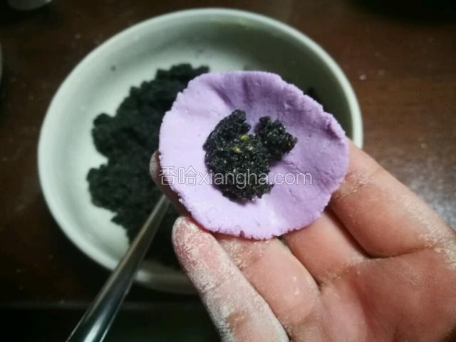 面团搓成长条形，切成等大剂子，用手按压成园片状，中心加入已经制好的黑芝麻內馅儿，收口后轻轻搓成圆形