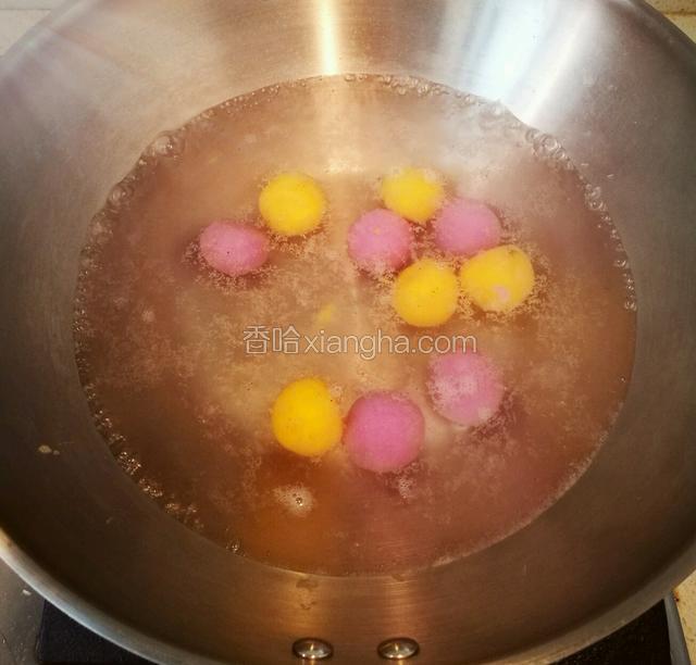 食用时，清水煮沸后，加入汤圆