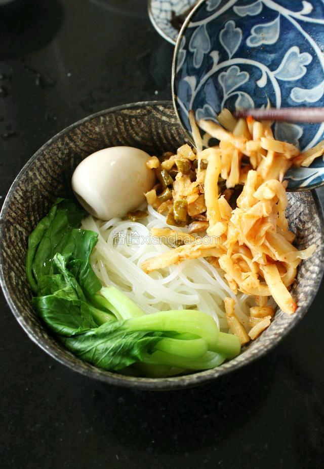 将煮好的青菜，剥好的卤蛋（之前菜谱里有详细介绍），酸笋包、酸豆角萝卜干包、木耳包、腐竹花生包放入之前装有粉的碗中，配料不用煮，不用煮，不用煮！你来柳州，螺蛳粉要有用配料进汤底里煮的你得打死我，嘿嘿嘿