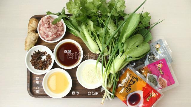 准备食材。红薯粉放入清水中浸泡；并将辅料准备齐全，洗净备用；同时备好 好欢螺 红油配料包