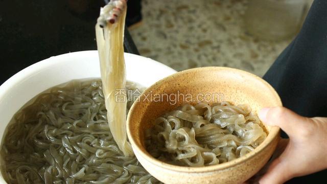 煮好后按照个人食量多少夹出红薯粉。（吃不完可放入适量水保存，下次还能做凉拌粉）