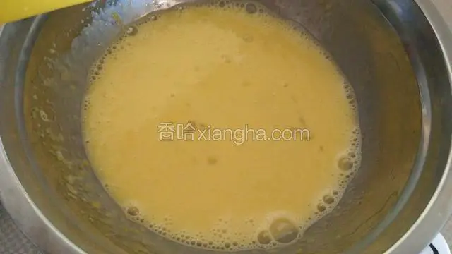 将加入凉水的蛋黄液拌匀