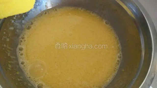 将加入玉米油的蛋黄液拌匀