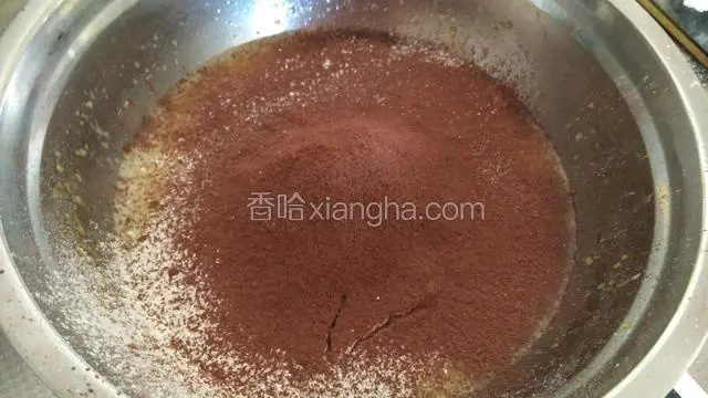 筛入低粉和可可粉