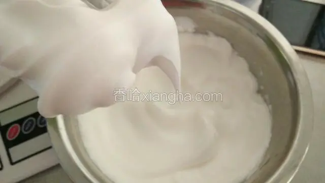 用电动打蛋器打发至提起有个小弯角
