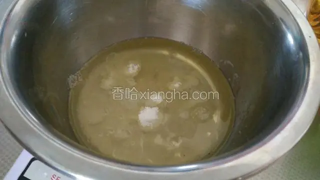 蛋清加入40克白糖