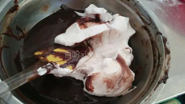 将一半的蛋清加入蛋黄面糊里