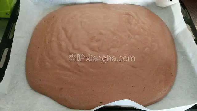 把面糊倒入烤盘里