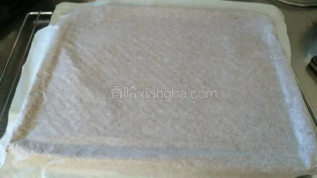 再倒扣，把吸油纸轻轻取下